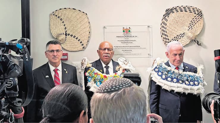 נתניהו וסער עם ראש ממשלת פיג'י. הבידוד הבינלאומי והגלימה שנראה שיצאה מרימייק גרוע של "משחקי הכס" הפכו את העניין לגרוטסקה (צילום: רפי בן חקוןת לע"מ) בנימין נתניהו וגדעון סער עם ראש ממשלת פיג'י סטינבני ראבוקה