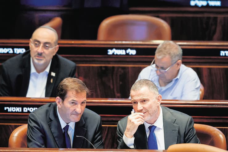 אדלשטיין במליאת הכנסת. הצביע בעד, בניגוד לעמדת מפלגתו (צילום: נועם מושקוביץ, דוברות הכנסת) בועז ביסמוט עם יולי אדלשטיין