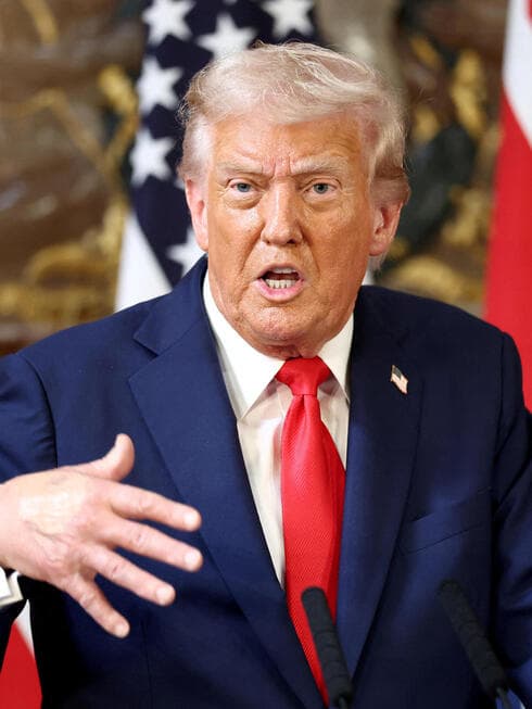 ניתן לתאר שכל הצהרה כזו - מבוססת על מידע או שלא - היא כמו חץ ללב המשפחות שלא ישנות כבר כמעט שנתיים (צילום: רויטרס/REUTERS/Kevin Lamarque) הצהרת נשיא ארה"ב דונלד טראמפ וראש ממשלת בריטניה קיר סטרמר