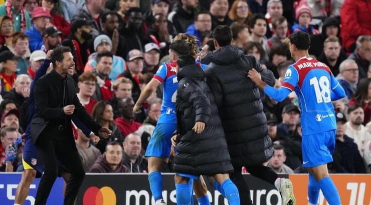 שחקני אתלטיקו מדריד חוגגים עם סימאונה (IMAGO) שחקני אתלטיקו מדריד חוגגים עם סימאונה