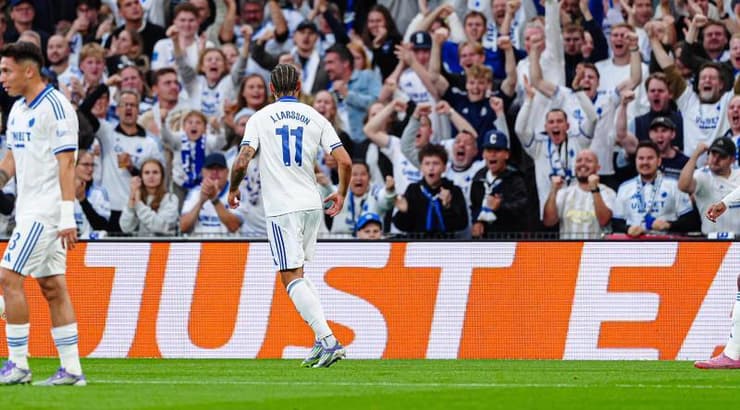 ג'ורדן לארסון חוגג שער (IMAGO) ג'ורדן לארסון חוגג שער