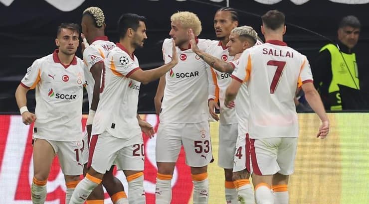 שחקני גלאטסראיי חוגגים