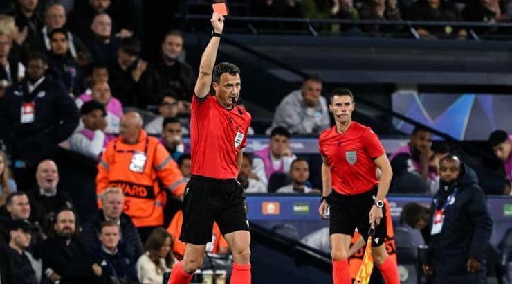 ג'ובאני די לורנצו מקבל את הכרטיס האדום