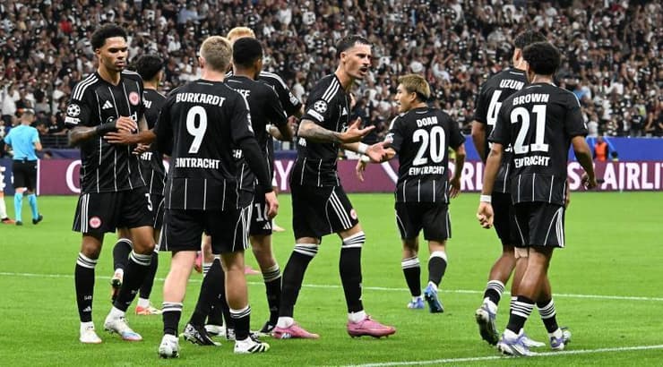 שחקני פרנקפורט חוגגים