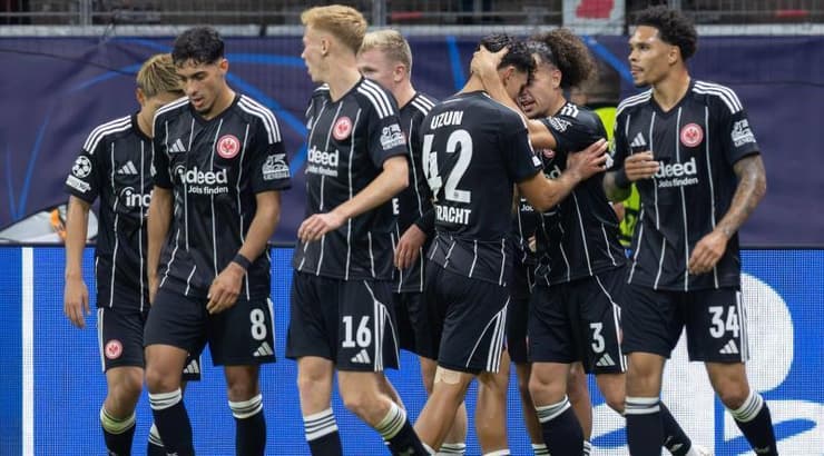 שחקני פרנקפורט חוגגים