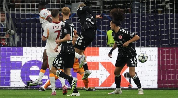 ג’ונתן בורקארדט נוגח לרשת