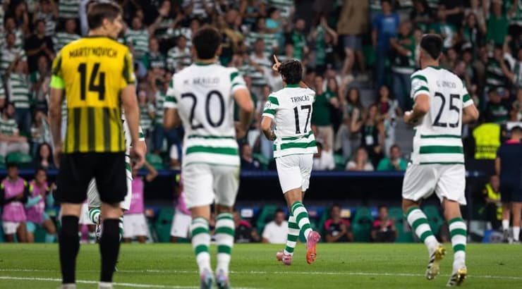 שחקני ספורטינג ליסבון רצים לחגוג