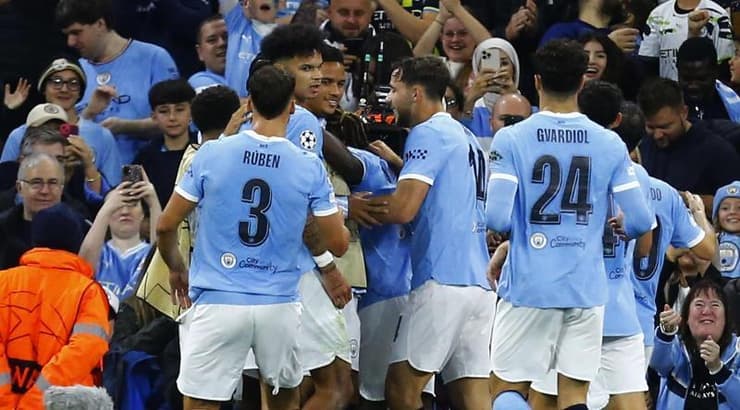 שחקני מנצ'סטר סיטי חוגגים