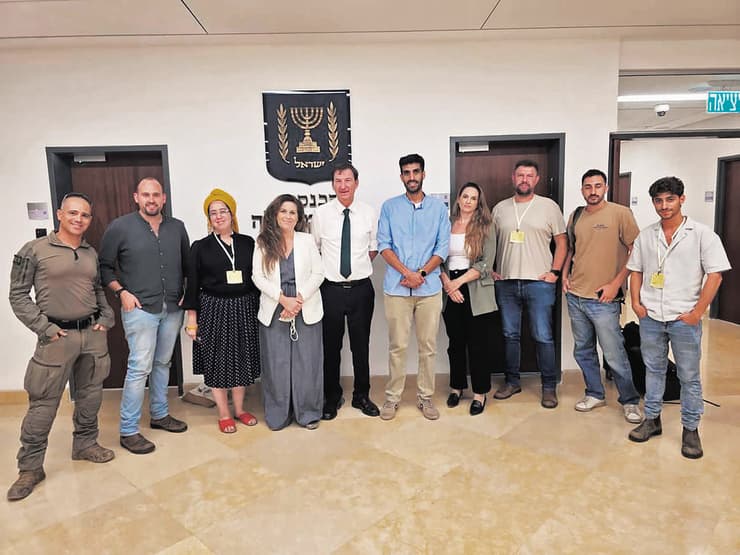 בועז ביסמוט מחויך, עם ארגוני המילואימניקים