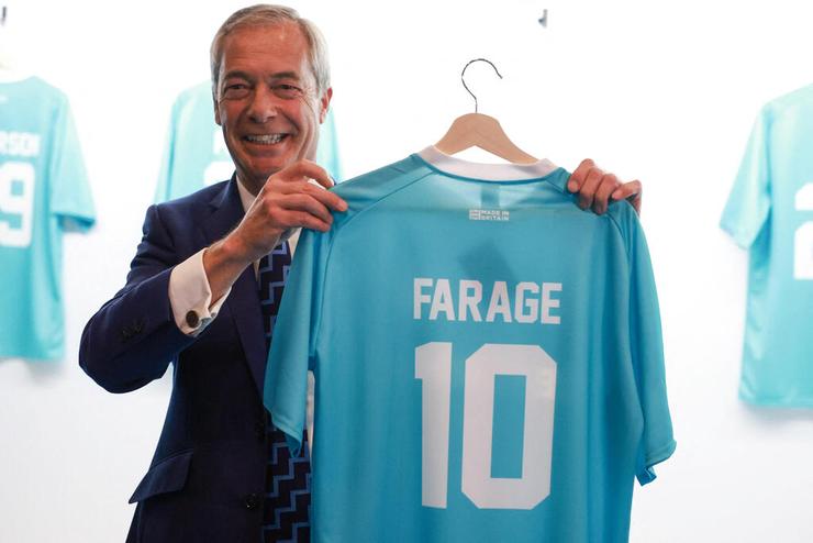 נייג'ל פראג' מנהיג מפלגת הימין העמוק ב בריטניה Reform UK ב כנס של המפלגה ב ברמינגהאם  5 בספטמבר