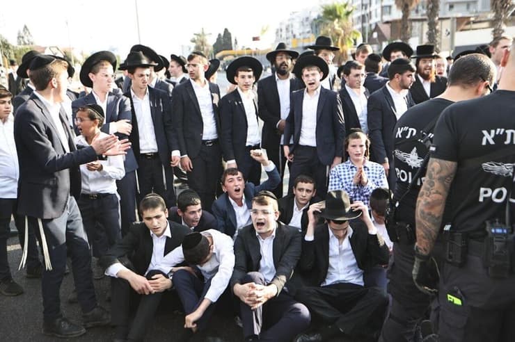 הפגנת  חרדים בצומת קוקה קולה