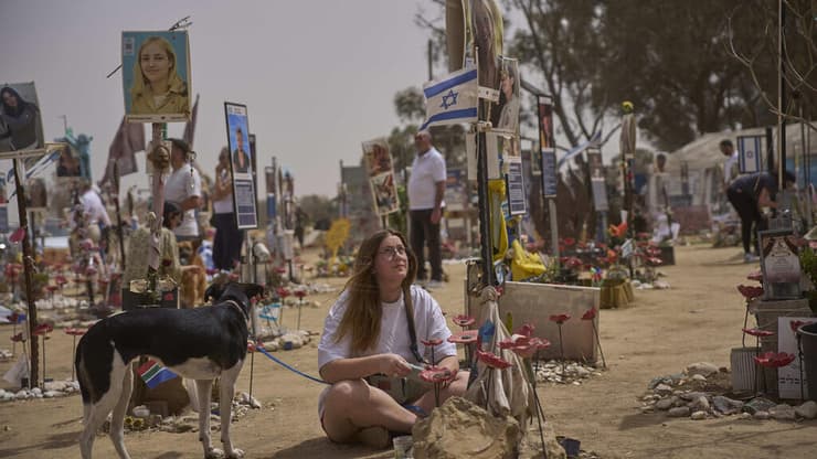 אנדרטת נרצחי פסטיבל נובה ברעים (צילום: AP) אנדרטת נרצחי פסטיבל נובה ברעים