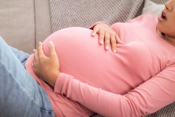 סימנים לצירים מוקדמים או ירידה בתנועתיות העובר מחייבים הפסקה של הצום (צילום: shutterstock) היריון