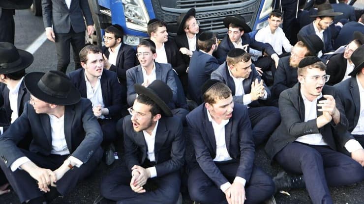 הפגנת  חרדים בצומת קוקה קולה