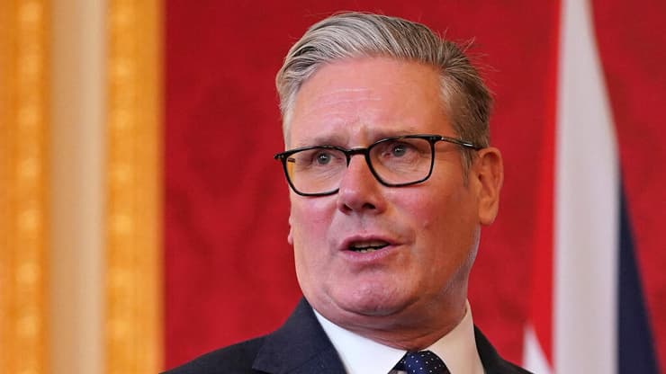 האם ראש ממשלת בריטניה קיר סטארמר ייאלץ להיכנע ללחץ נגד הכנסת פלנטיר למערכת הבריאות הציבורית? (צילום: Alberto Pezzali/AFP) קיר סטארמר