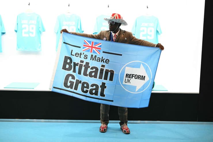תומך של נייג'ל פראג' מנהיג מפלגת הימין העמוק ב בריטניה Reform UK ב כנס של המפלגה ב ברמינגהאם 5/6 בספטמבר