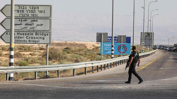 כוחות צה"ל בזירת הפיגוע במעבר, לפני 3 חודשים (צילום: AHMAD GHARABLI / AFP) כוחות צה"ל בזירת הפיגוע במעבר אלנבי