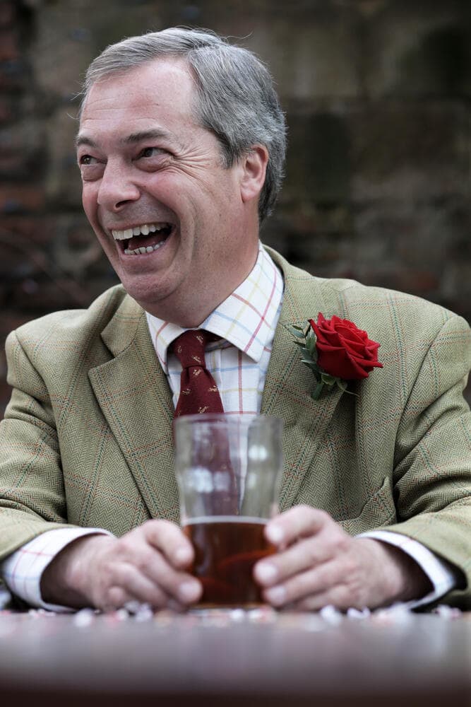 נייג'ל פראג' ב קמפיין בחירות שנת 2014 ב בריטניה כשהיה עוד מנהיג מפלגת UKIP נגד האיחוד האירופי