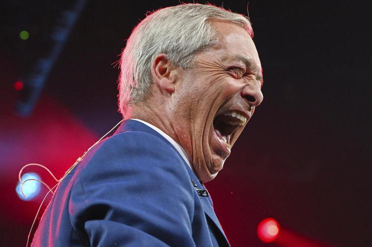 נייג'ל פראג' מנהיג מפלגת הימין העמוק ב בריטניה Reform UK ב כנס של המפלגה ב ברמינגהאם 6 בספטמבר