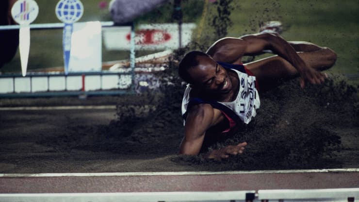 פאוול קובע את השיא של 8.95