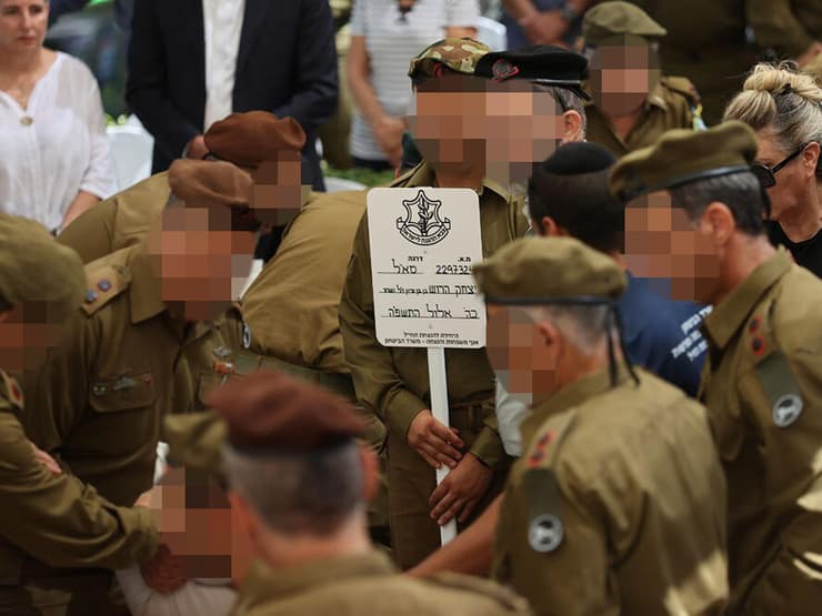 הלווייתו של סא"ל במיל' יצחק הרוש שנרצח בפיגוע במעבר אלנבי בבית העלמין בהר הרצל