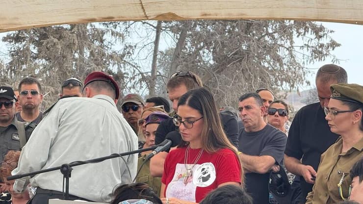 רחל, אחותו של אופיר ודודה של ניצן, בטקס קבורתם בכפר עזה (צילום: רוני גרין שאולוב) רחל, אחותו של אופיר ודודה של ניצן ליבשטיין ז"ל בטקס קבורתם בכפר עזה