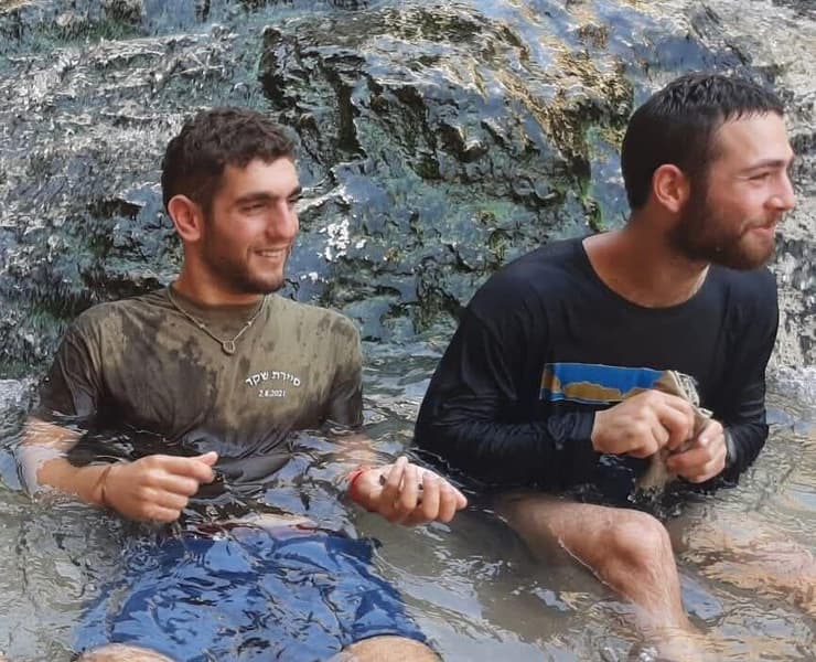 ערן שלם ז"ל מימין, עם חברו רגב אמר ז"ל, שנהרג ב-7 באוקטובר