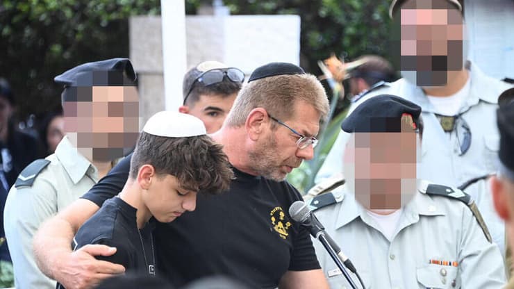 הלווייתו של סגן רון אריאלי ז"ל בבית העלמין בחדרה