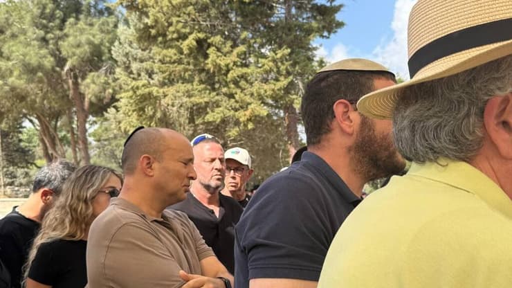 ראש הממשלה לשעבר בנט בהלוויה (צילום: רוני גרין שאולוב) נפתלי בנט בטקס הקבורה של אופיר ליבשטיין ז"ל בכפר עזה
