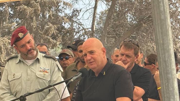 אורי אפשטיין בטקס הקבורה (צילום: רוני גרין שאולוב) אורי אפשטיין, גיסו של אופיר ליבשטיין בטקס הקבורה שלו בכפר עזה