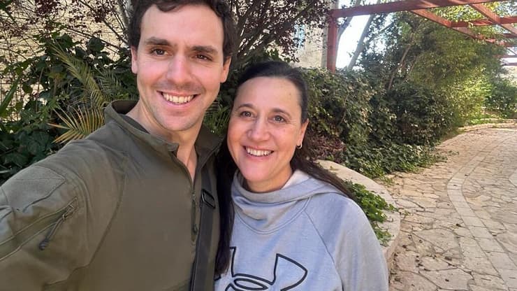 ד"ר שרה שורץ עם בנה, רס"ל (במיל') דוד שורץ ז"ל