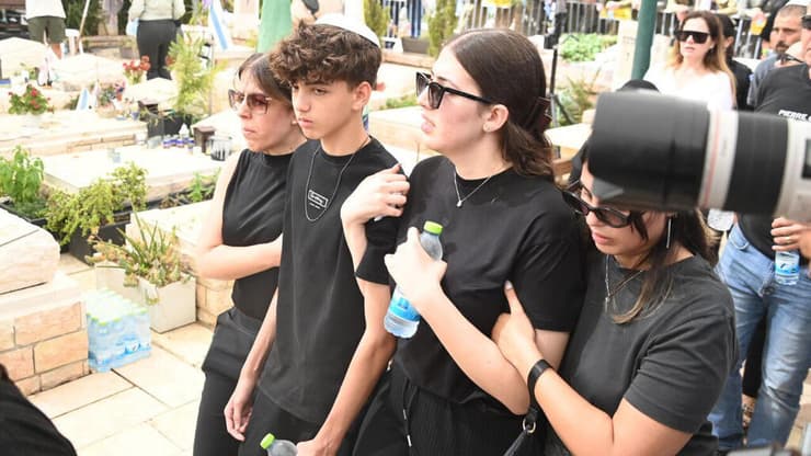 הלווייתו של סגן רון אריאלי ז"ל בבית העלמין בחדרה