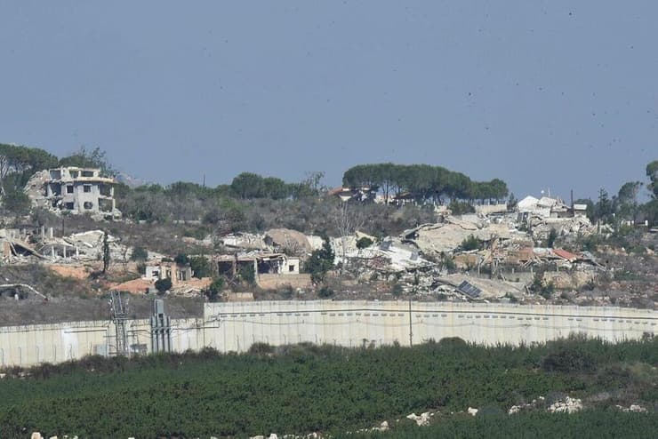 ההרס בדרום לבנון. במאי, הצבא המקומי לא עמד בעומס הבקשות (צילום: אביהו שפירא ) מסע לאורך גבול הצפון ביישובים מטולה, משגב עם, אביבים שתולה ותצפית על הכפרים הלבנוניים בהם שלטו חיזבאללה