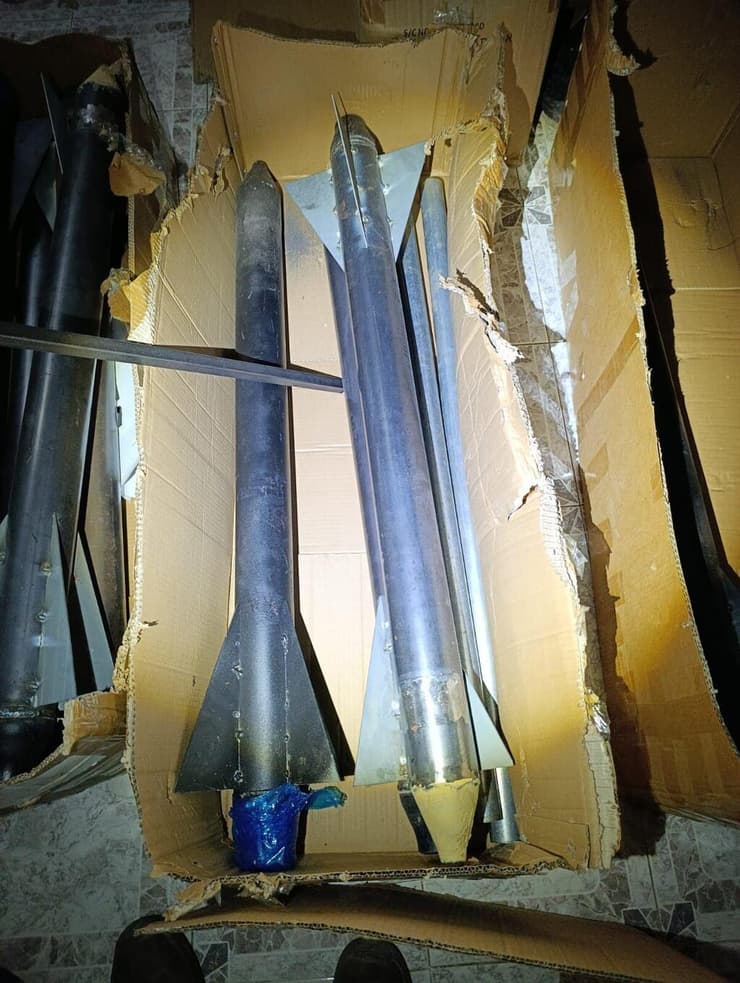 רקטות שנתפסו באזור רמאללה (צילום: דובר צה"ל) רקטות ואמצעי לחימה נתפסו במהלך מבצע מעצרים של כוחות צה"ל, שב"כ והימ"מ במרחב רמאללה