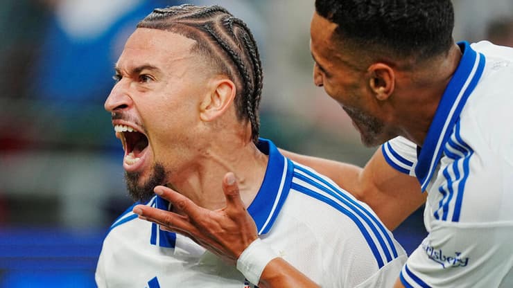 לארסון חוגג