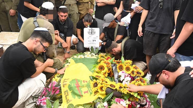 הלווייתו של סגן רון אריאלי ז"ל בבית העלמין בחדרה