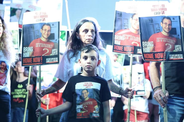 אלון נמרודי אבא של תמיר נמרודי בעצרת משפחות החטופים בכיכר החטופים בתל אביב