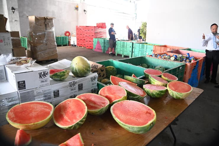 ומסתיים באבטיחים שמיד יחולקו לרבעים "כדי שיספיק לכולם"   
