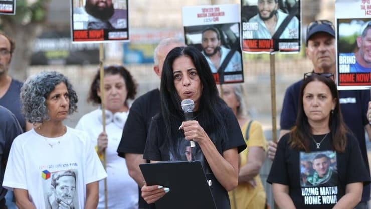 הצהרת משפחות החטופים בכיכר פריז בירושלים