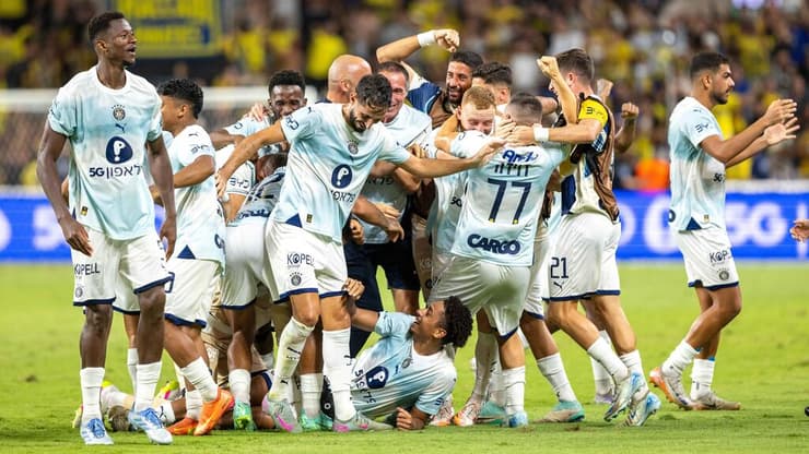 התפרצות שמחה. שחקני מכבי ת"א חוגגים את ה-1:2
(צילום: טל שחר) עלי קמארה