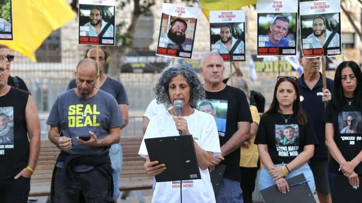 הצהרת משפחות החטופים בכיכר פריז בירושלים