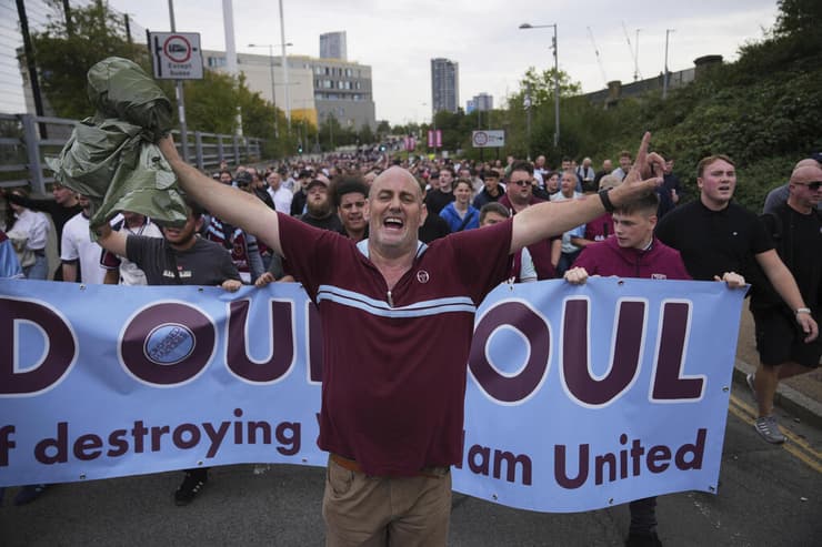 אוהדי ווסטהאם מפגינים