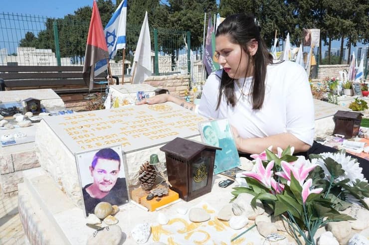 חן פיבנב, אלמנתו של איגור ז"ל ששם קץ לחייו. על קברו