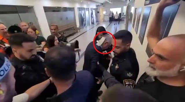 אלי דלל נופל בין המפגינים בהרמת הכוסית של הליכוד