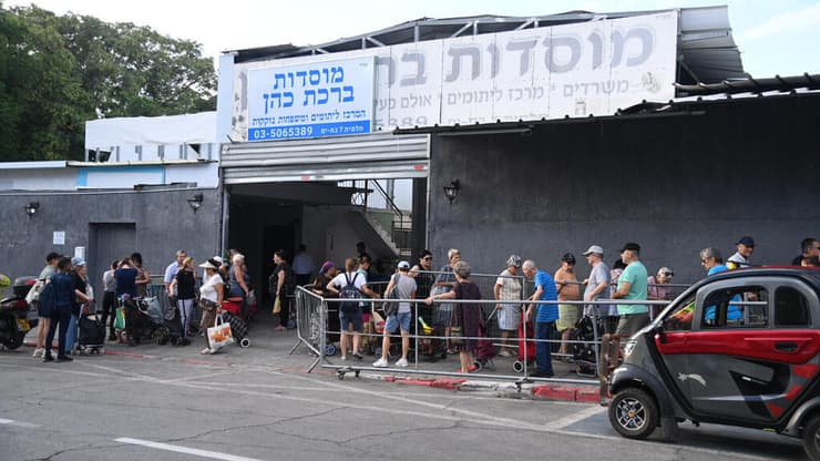 "עצוב לראות את התורים הארוכים האלו של אנשים שאם לא העמותה, לא יהיה להם אוכל לשים על השולחן"    