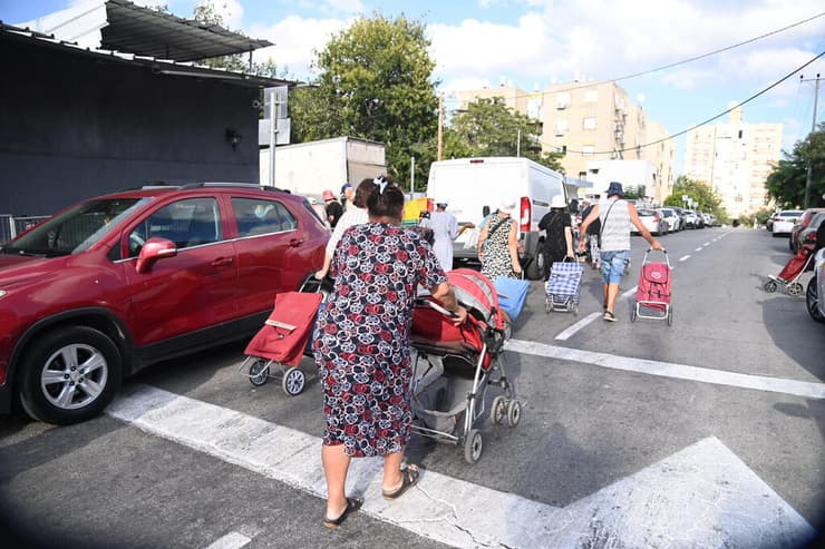 "מי יעזור לכל הרעבים? המדינה?"   