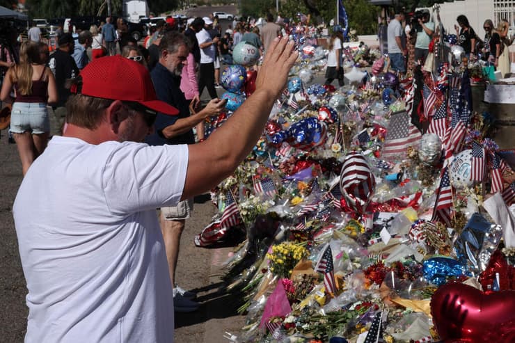 ארה"ב רצח צ'רלי קירק מנחמים ליד מטה Turning Point USA ב פיניקס יום לפני הטקס