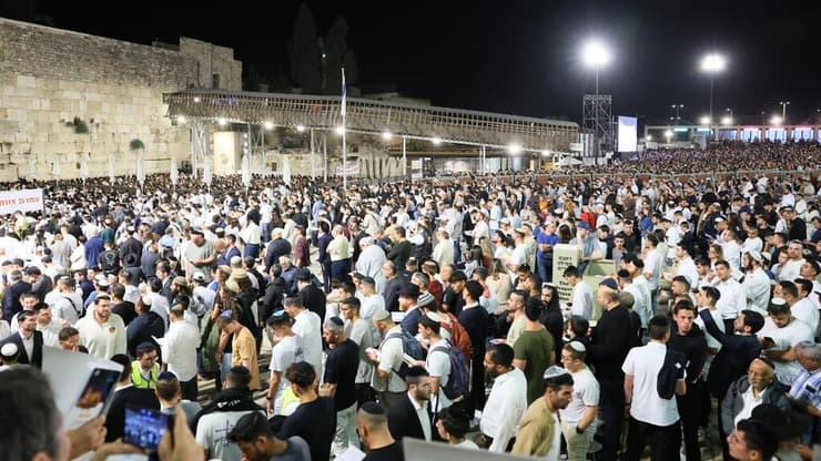 מעמד הסליחות, הלילה בכותל המערבי