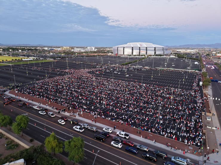 תור מחוץ ל אצטדיון ב גרנדייל אריזונה ארה"ב שבו נערך טקס לזכר צ'רלי קירק