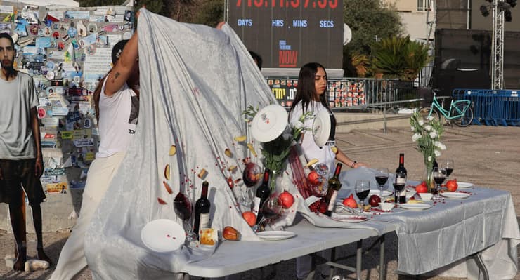 משפחת צנגאוקר במיצג לציון ראש השנה ללא מתן בכיכר החטופים